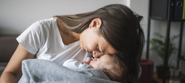 Frau mit Baby Kopf an Kopf