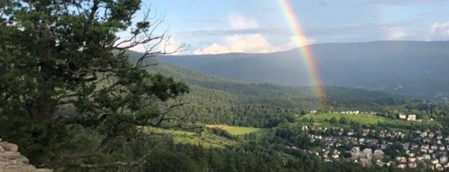 Regenbogen in den Bergen